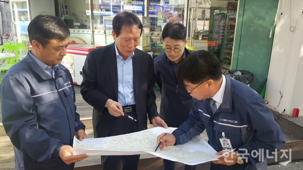 양해명 가스안전공사 안전관리이사가 서울도시가스 관계자들과 함께 관악구 패션문화의거리에서 안전 점검을 하고 있다.