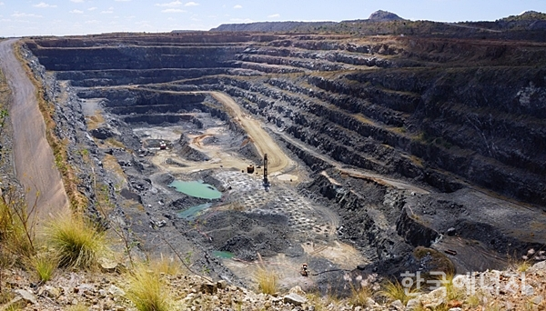 백금 공급과잉 사태가 2년째 지속된다는 전망이 나왔다. 사진은 남아공의 한 노천 백금 광산.
