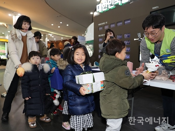 한국수력원자력이 20일 본사 로비에서 임직원 물품 기부 행사인 ‘따끈따끈 바자회’를 개최했다.