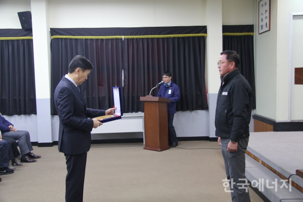 정진혁 인천도시가스사장이 협력업체 동화티엔에스에 표창을 수여했다.