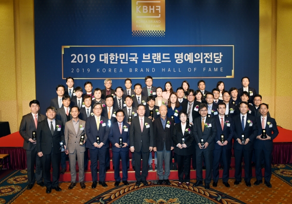 에스오일은 지난달 31일 ‘2019 대한민국 브랜드 명예의 전당’ 시상식에서 주유소부문 1위를 수상했다.