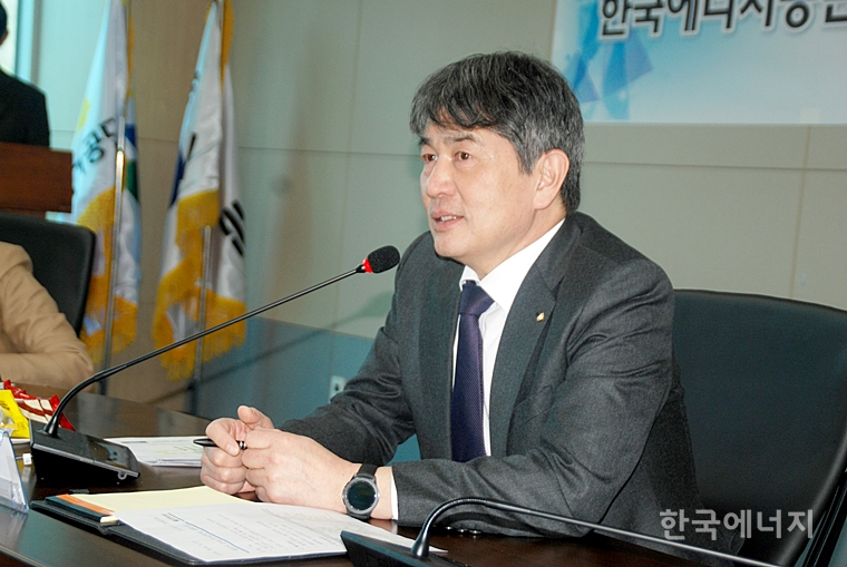 김창섭 한국에너지공단 이사장이 14일 울산 본사에서 열린 기자간담회에서 질문에 답하고 있다.