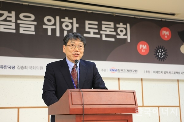 박천홍 한국기계연구원 원장이 학교 미세먼지 해결을 위한 토론회에 참석해 발언하고 있다.