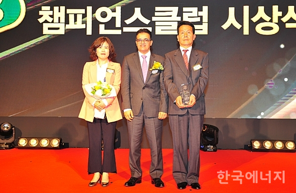 챔피언스 클럽 시상식 후 오스만 알 감디 CEO(가운데)와 대상 수상자인 박청동 군산 흥남주유소 대표(오른쪽)가 기념촬영을 하고 있다.