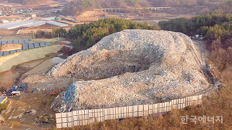 경북 의성군의 쓰레기 산