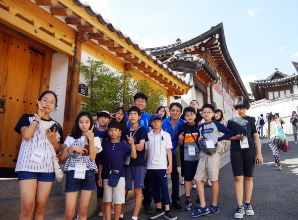 지난달 31일 서울 북촌 ‘한옥마을과 어둠속의 대화’ 주말여행에 참여한 어린이들과 GS파워 임직원이 함께 기념촬영을 하고 있다. [사진제공=GS파워]