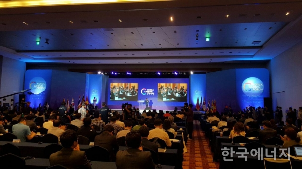 ‘대한민국 탄소포럼 2019’가 5일부터 6일까지 양일간 평창군 알펜시아 컨벤션센터에서 열렸다. 개회식 전경