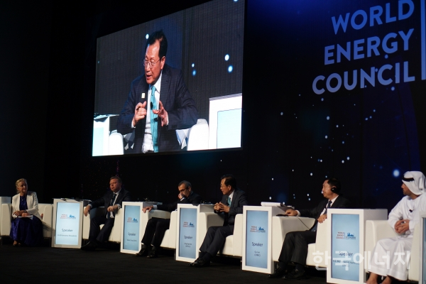 김종갑 한전 사장(왼쪽 네번째)은 WEC 패널토론서 글로벌 에너지기업 리더들과 에너지 전환시대에 맞는 원자력의 도전과제와 극복방안 등에 대한 의견을 나눴다.