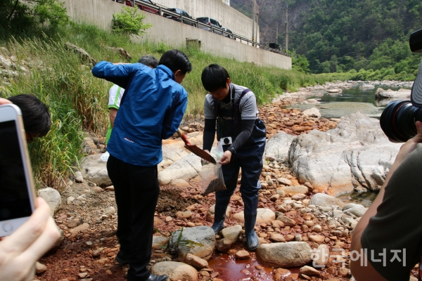 광해관리공단 직원들이 안동댐 상류 일원의 폐광산 주변의 토양 실태를 조사하고 있다.