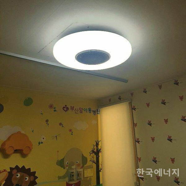 부산맘아동병원에 설치된 신성이엔지의 공기청정기 퓨어루미.