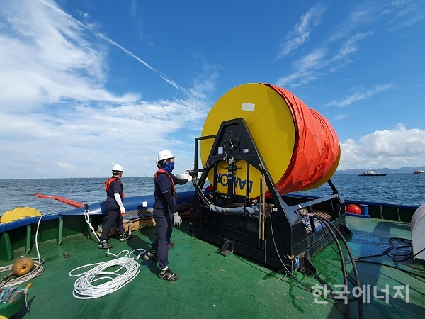해양환경공단 직원이 선박에 탑재된 방제장비를 점검하고 있다.
