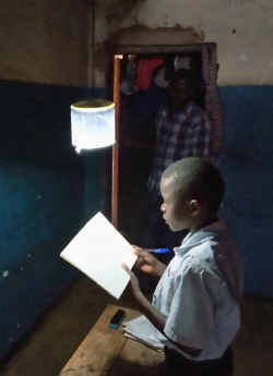 우간다 카물리주 학생이 태양광 랜턴을 켜고 공부를 하고 있다.