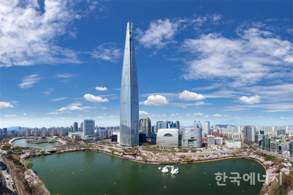 롯데건설은 서울 송파구에 위치한 롯데웥드타워에 국내 최대 규모의 수열에너지 냉난방기술을 시공했다