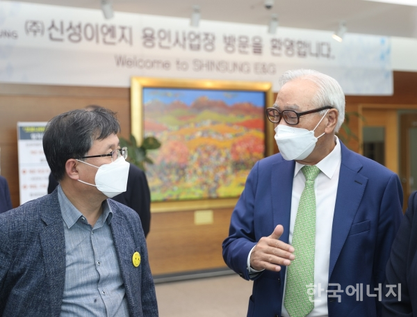 (왼쪽)김성환 의원과 신성이엔지 이완근 회장이 이야기를 나누고 있다