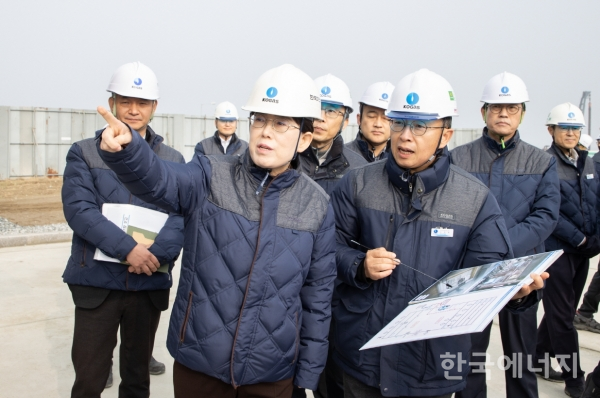 최연혜 가스공사 사장이 평택 LNG 생산기지에서 천연가스 수급 및 설비 안전 현황을 점검하는 모습.